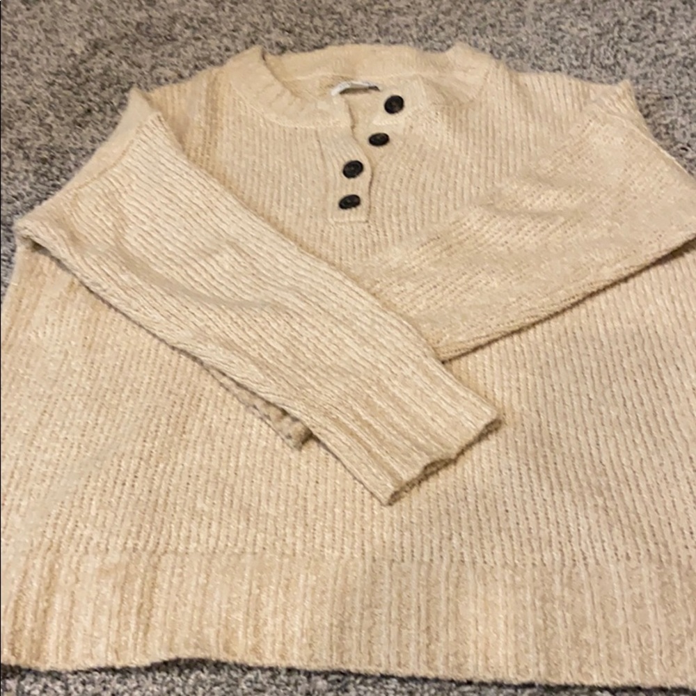 4 button American Eagle sweater